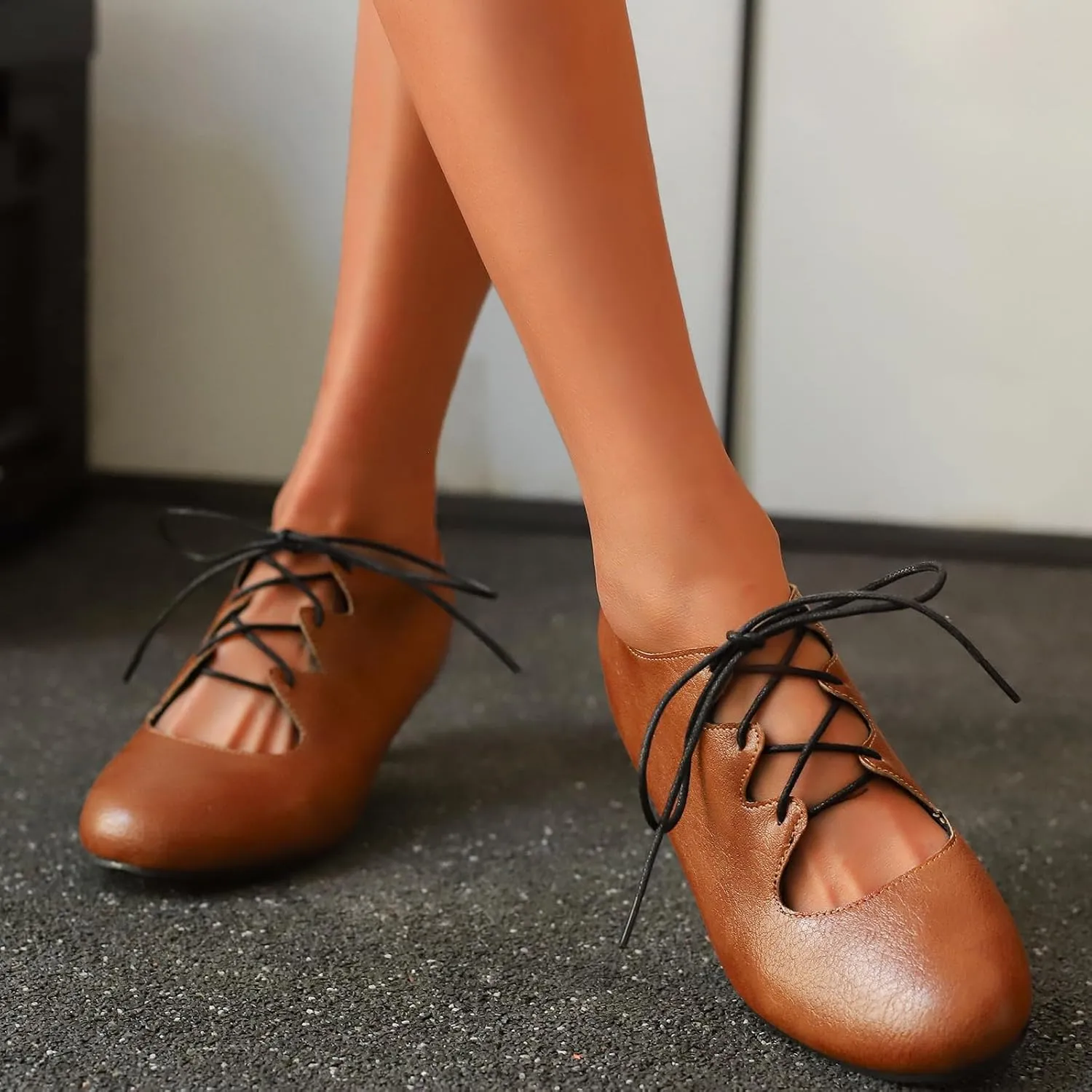 Women's Vintage Wingtip Oxfords Cross-Tied Cut Out Low Heel Brogue for Women