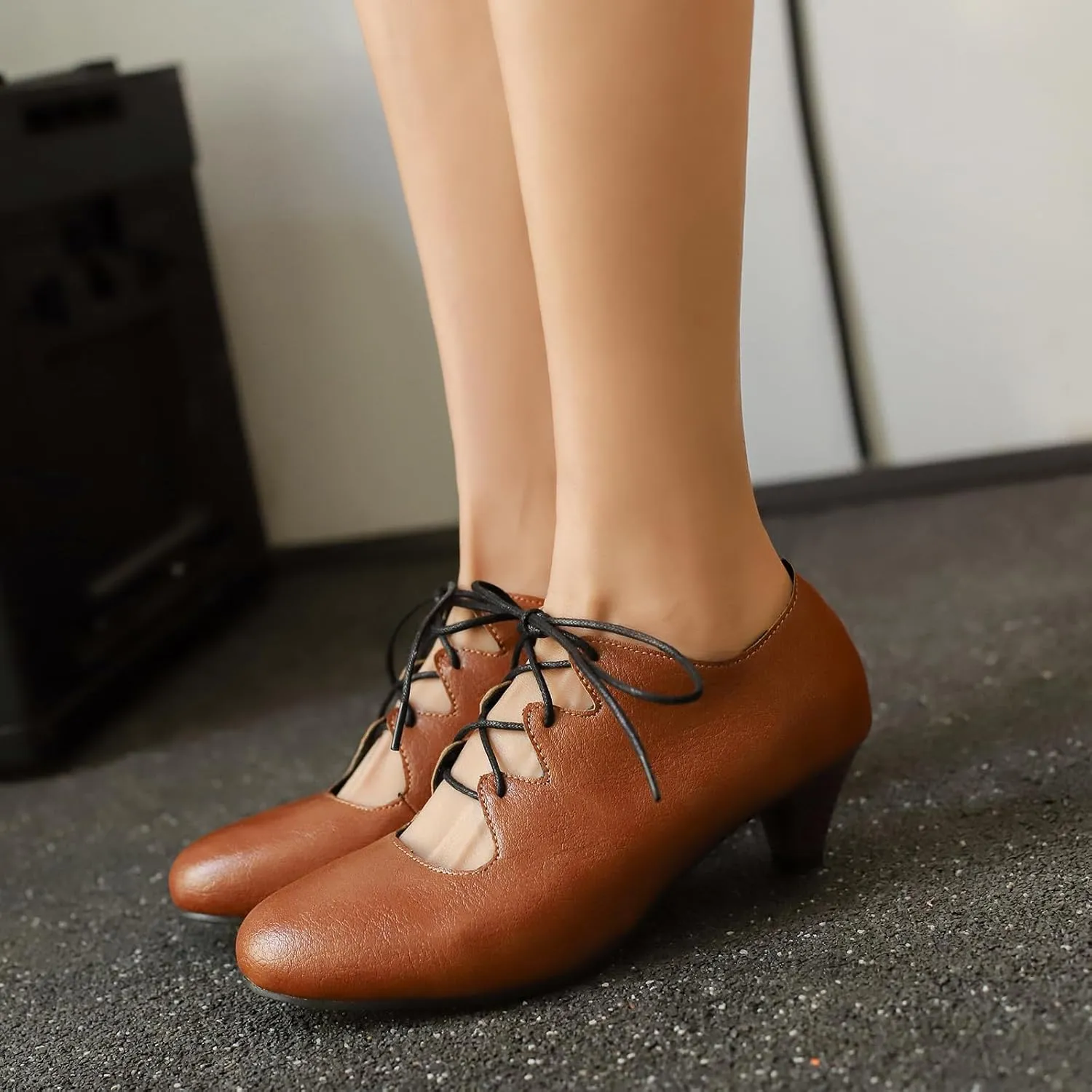 Women's Vintage Wingtip Oxfords Cross-Tied Cut Out Low Heel Brogue for Women